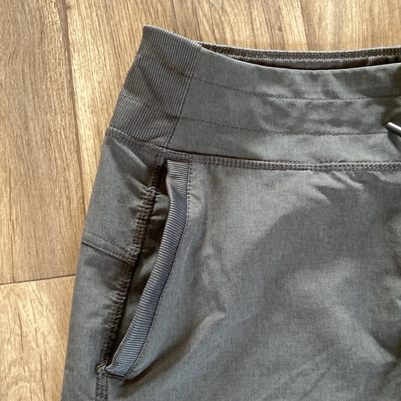 Ladies Kirkland Brand Active Capris Size Large - Picture 6 of 8